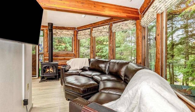 Ullr's Treehouse | 4-Story Hexagon | Hot Tub