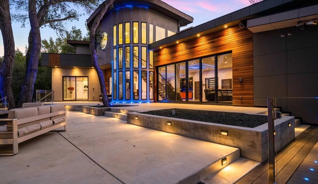 Ultra-modern executive mansion retreat in the most prestigious area of Bay Area