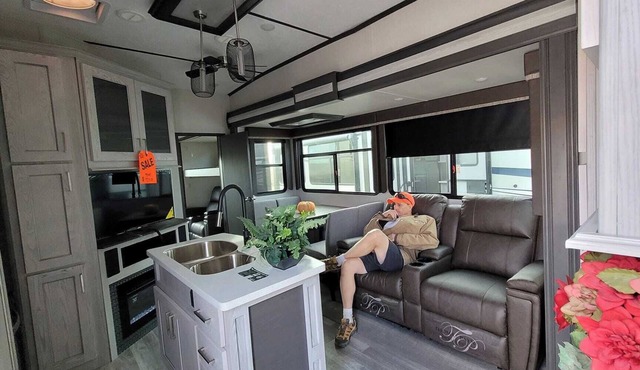 Unique 2BR 5th Wheel Getaway - Horse Ranch Views - Wi-Fi & A/C