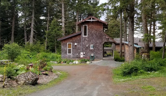 Unique Alaskan Cabin, minutes from Airport & Ferry - private sauna!