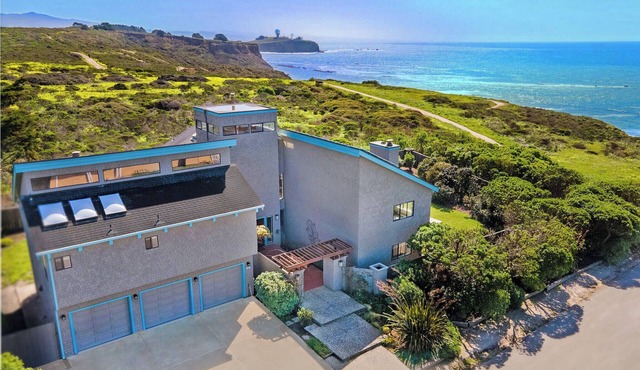 Unmatched Ocean, Beach, and Mountain Views – Family-Friendly Retreat.