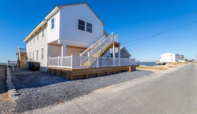 Unobstructed Bay Views, Sleeps 9, Steps to Beach – Top-Floor Sunset Deck