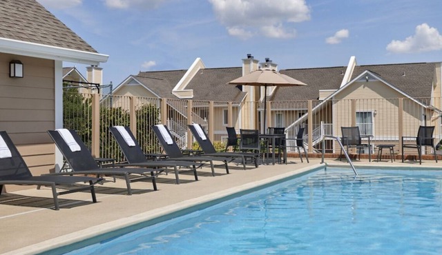 Unwind & Recharge! Full Kitchen, Pool, Free BFast and Parking, Near Gorman Park!