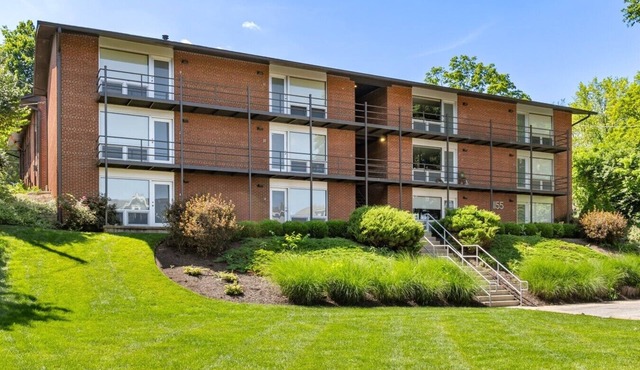 Updated flat with parking and laundry in an exceptional location