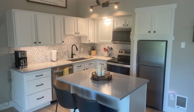 Updated Mount Bachelor Village 2-bedroom Condo, Enjoy Resort Amenities! with AC in Bend