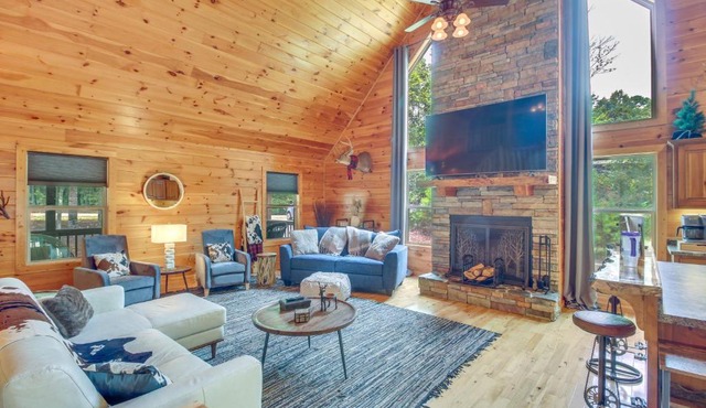 Upscale Coosawattee Cabin w/Hot Tub & Fire Pit!