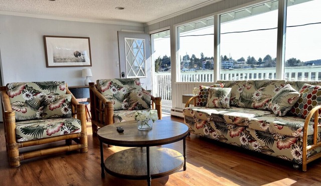 Upstairs · HILL HOUSE - City & Ocean Views, Downtown