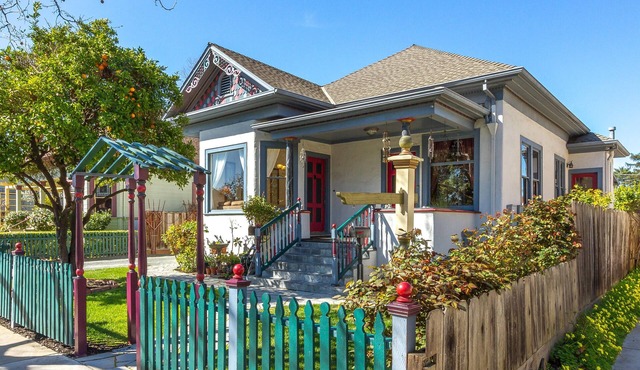 VICTORIAN PARADISE WITH INTELLIBED BED IN DOWNTOWN CAMPBELL