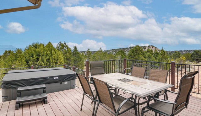 Viewing Deck! Scenic Tropic Sanctuary w/Hot Tub