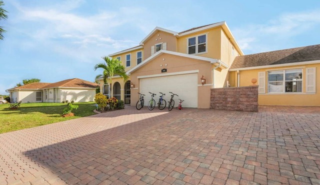 Villa Enzo 5BRs, 2.5 BAs, sleeps 20+, 43 feet long heated pool, over 3,100 sqft.