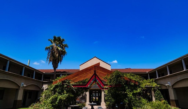 Vineyard Court Designer Suites Hotel