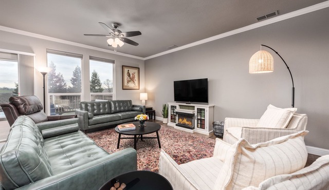 Vineyard Vista | Close to Wineries, Lakes, & More! Sleeps 10 w/Hot Tub
