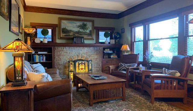 Vintage Vibes & Pickleball Fun - 1910 Fernside Craftsman near Pickleball Court!
