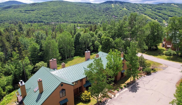 W89: Spacious Bretton Woods Townhome with A/C, Fireplace & Easy Access to Skiing and Adventure