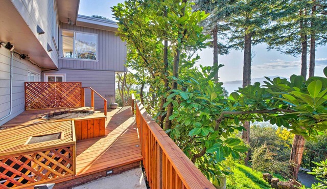 Walk to Keller Beach: Waterfront Studio w/Hot Tub