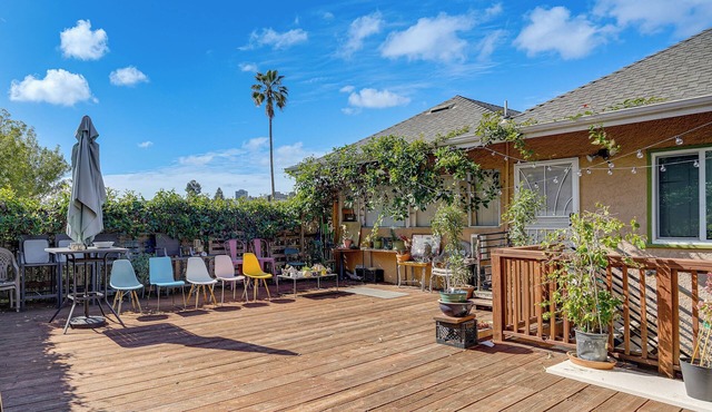 Walkable Dtwn Oakland Apt w/Shared Rooftop!