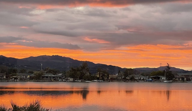 WATCH THE SETTING SUN & THE MARIN MOUNTAINS OR KAYAK THE LAGOON from the dock