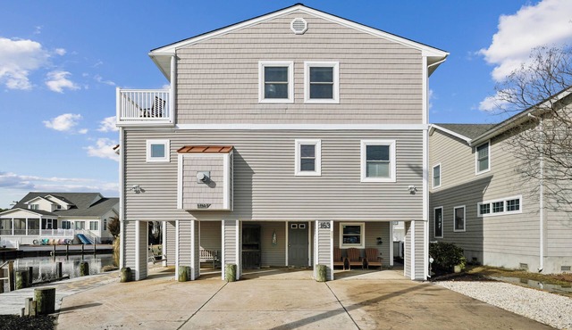Waterfront 5 bedroom vacation retreat in South Bethany
