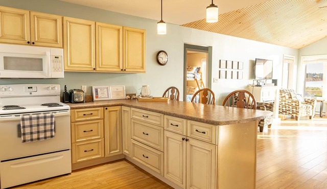 Waterfront Cottage in Stanley Bridge—Bay Views, Sleeps 8, Near Cavendish in North Rustico