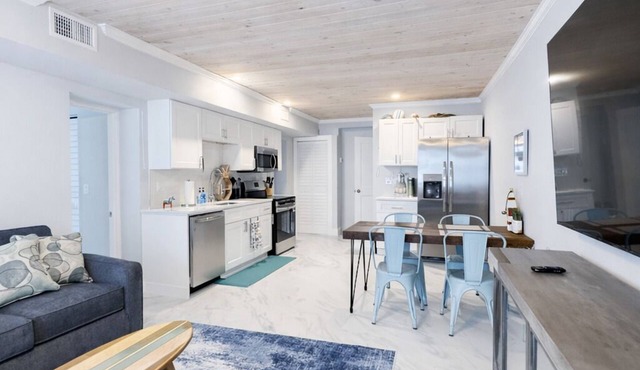 Waterfront Luxury in Matlacha. Renovated, 2 bed/1 bath - incredible location!