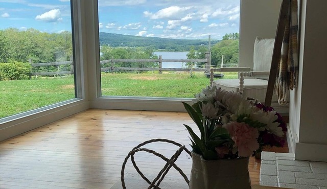 Waterfront - modern farmhouse on historical lake front property. Farm Experience in Appleton