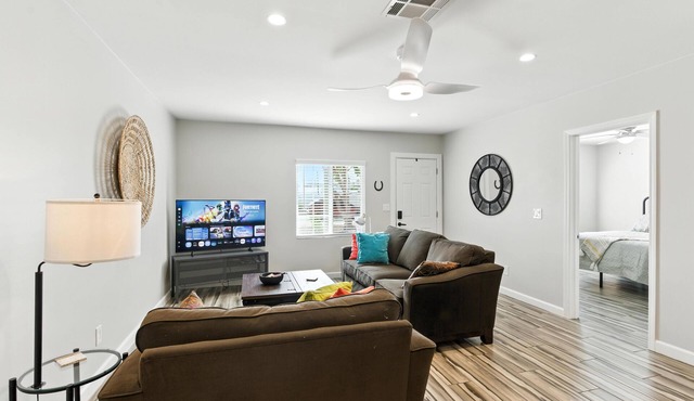 Welcoming 3-bedroom house with private fenced yard. CLEAN. CENTRAL