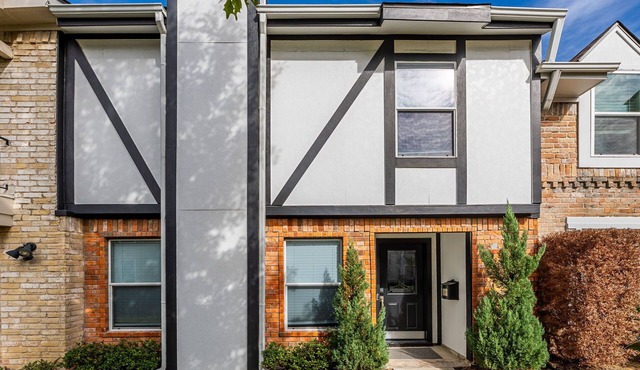 Well-Appointed Private Townhome in Energy Corridor