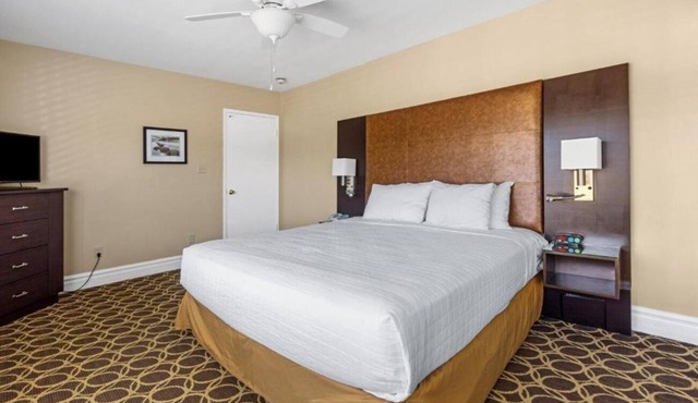 Well-Located Suite | Kitchen | Outdoor Pool | Free Parking | BBQ Area