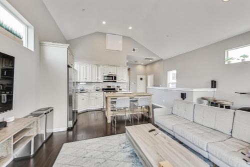 West Oakland 3br2ba top floor flat ideal for bus