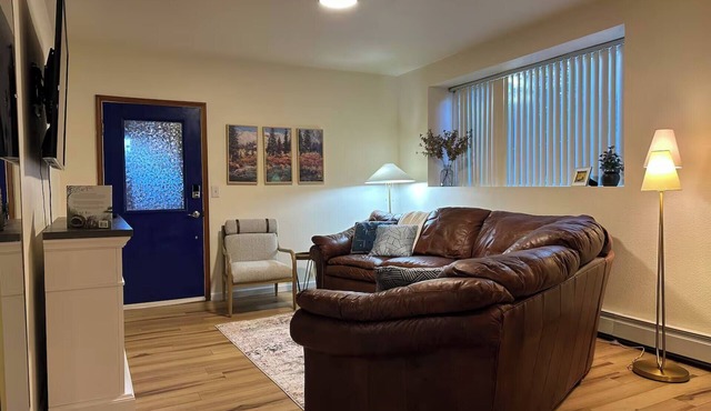 Whistle Stop - Near airport and downtown!