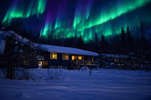 Whole House Aurora View with Hot tub, Sauna and AC