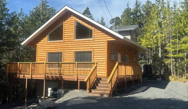 Wild Wolf Cabin 3 bedroom, 2 Bath Near Fishing Harbors, Ketchikan
