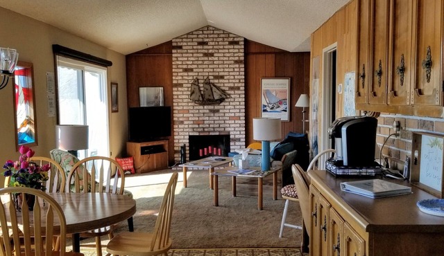 Willow Lake Waterfront 3 Bedroom house with AC & WiFi in gorgeous Discovery Bay