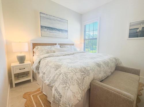 Windsor Lodge Unit 20, studio, 1BR 1BA close to the beaches, pool access