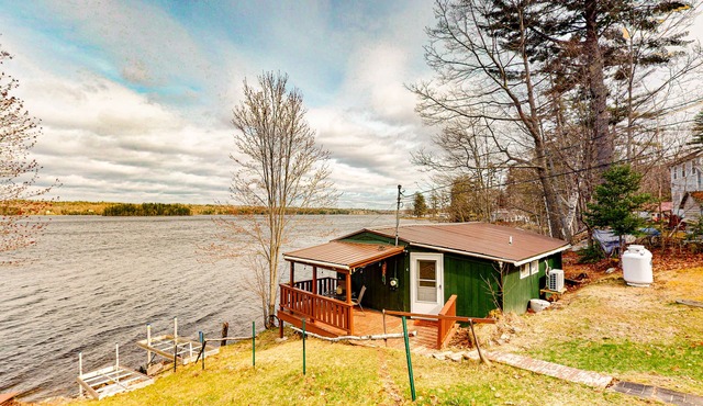 Wonderful waterfront escape with high-speed WiFi, deck, kitchenette & more