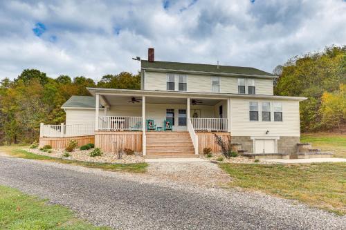 Wooded Escape w/Pond & Grill in Pleasant City!