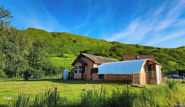 World War 2 Quonset Hut, River & Mountain Views, full kitchen & WiFi