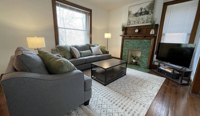 Your Hyde Park Retreat – Pet-Friendly, Walkable, Sleeps 6