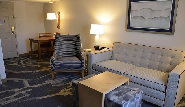 Your Relaxing Getaway Awaits! Full Kitchen, Free Breakfast, Pool, Pet-friendly!