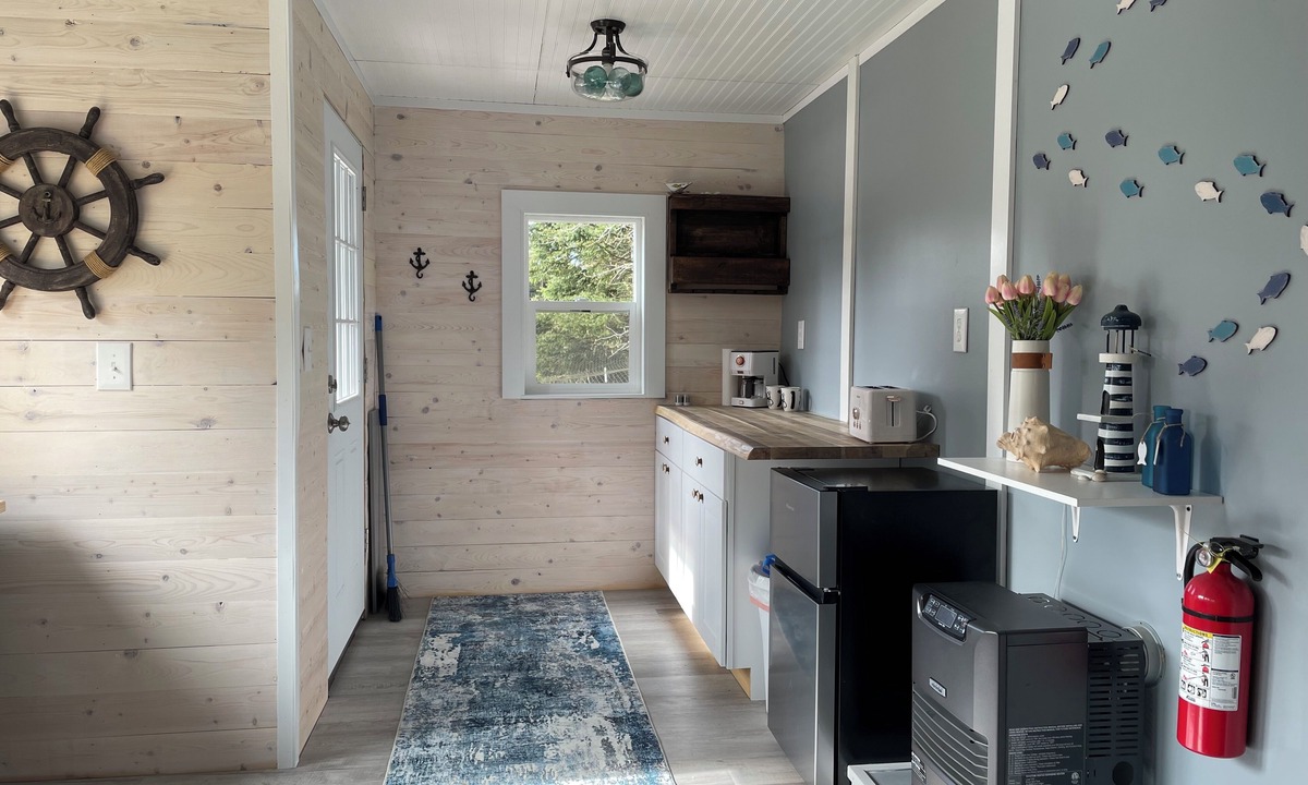 Diamond Ridge Cabin | Dry cabin and 2 horse stalls, ride your horse on the Beach in Homer.