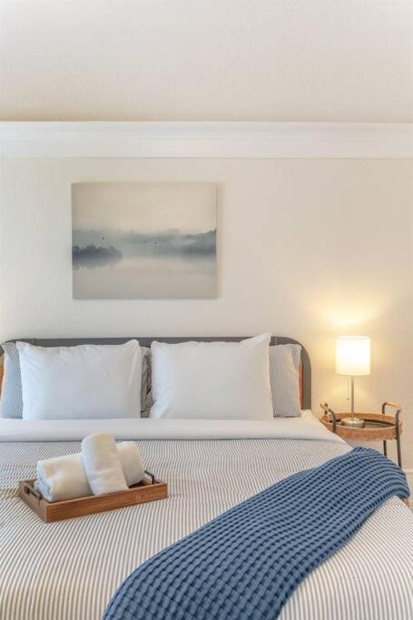 Mosswood Apartment | Modern Apt near all conveniences