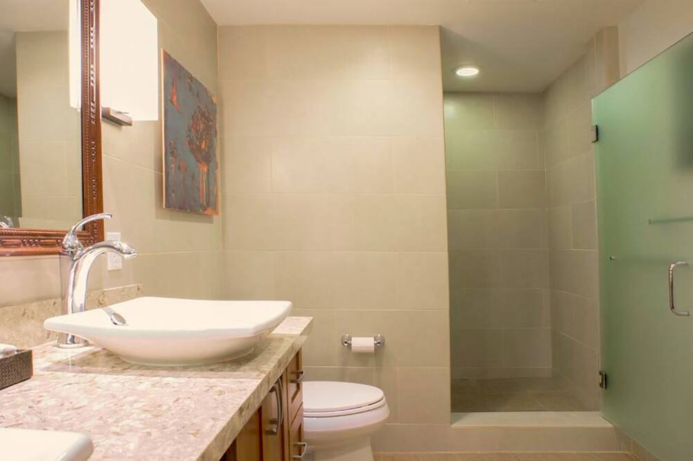 Photo of Bathroom in Lahaina