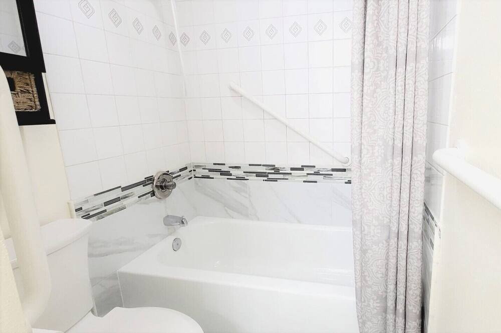 Photo of Bathroom in Bayshore - Klatt
