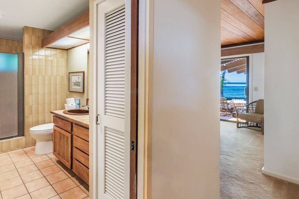 Photo of Bathroom in Historic Lahaina Front Street