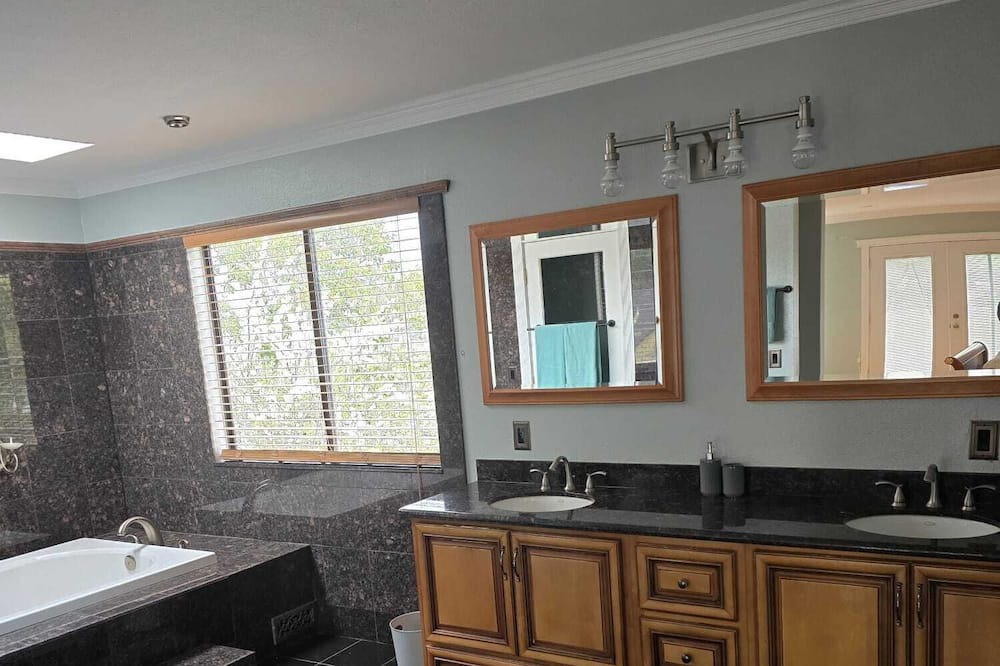Photo of Bathroom in Union City