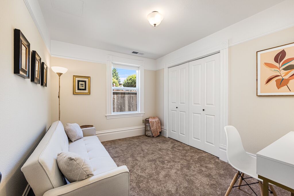 Photo of Livingroom in West Alameda