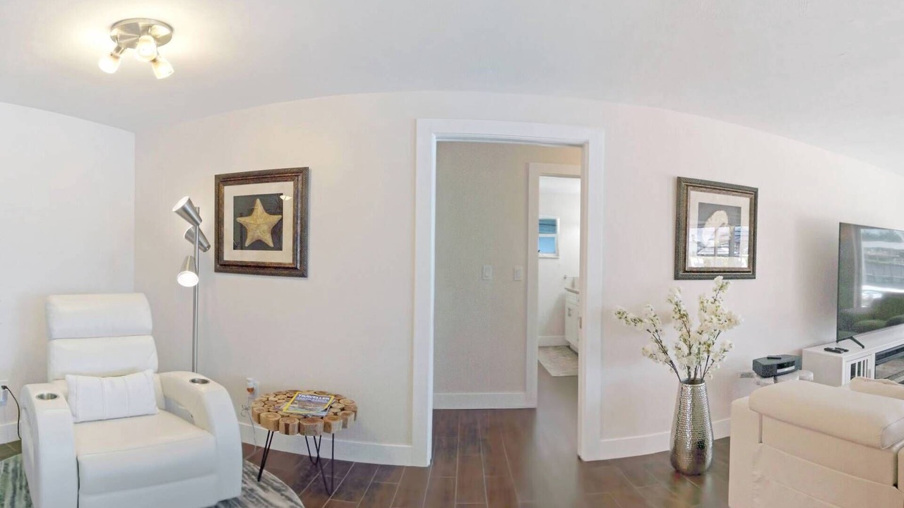 Photo of Livingroom in Yacht Club