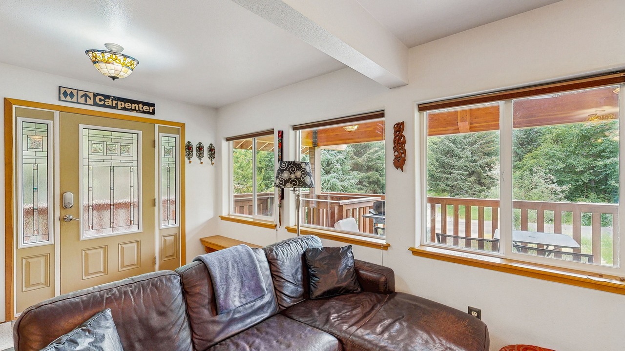 Photo of Livingroom in Girdwood