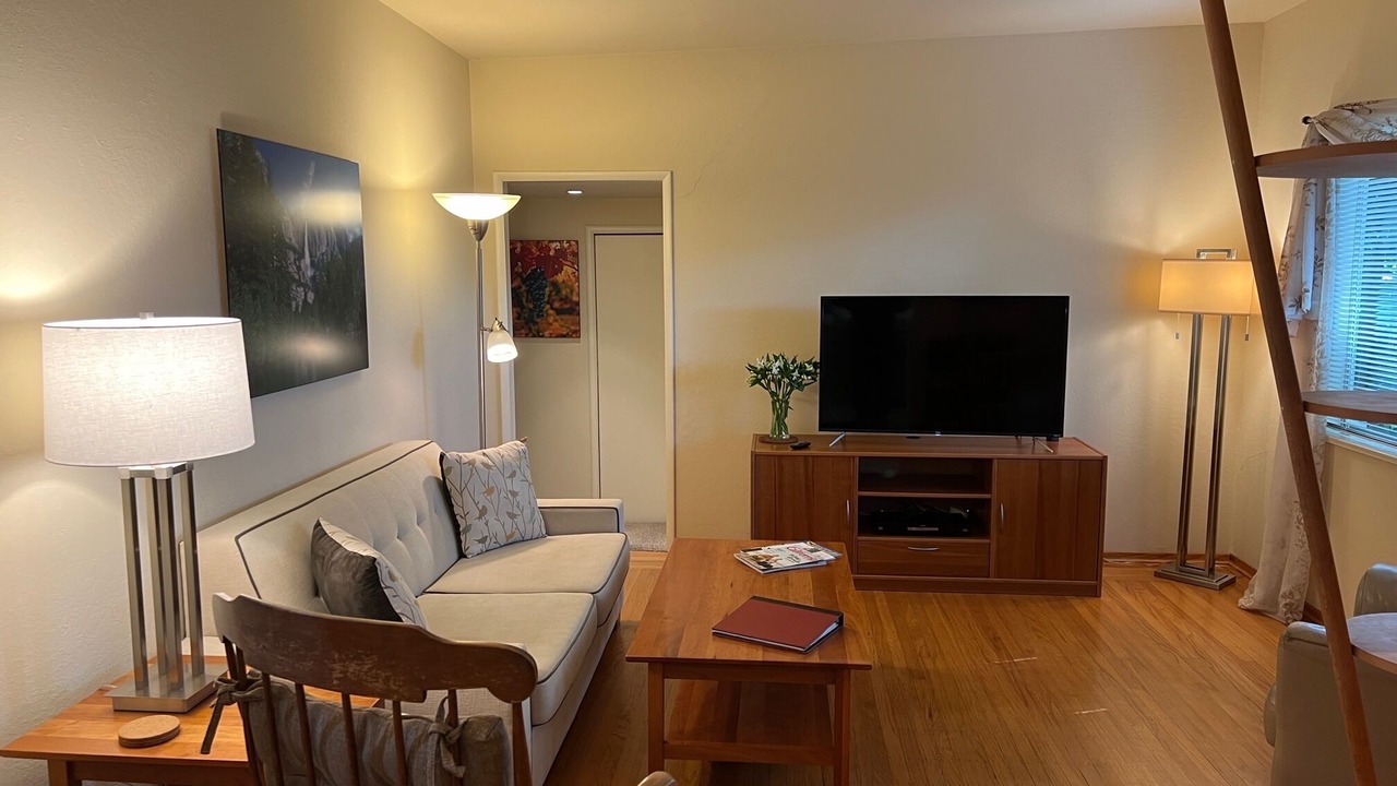Photo of Livingroom in Northwest Berkeley