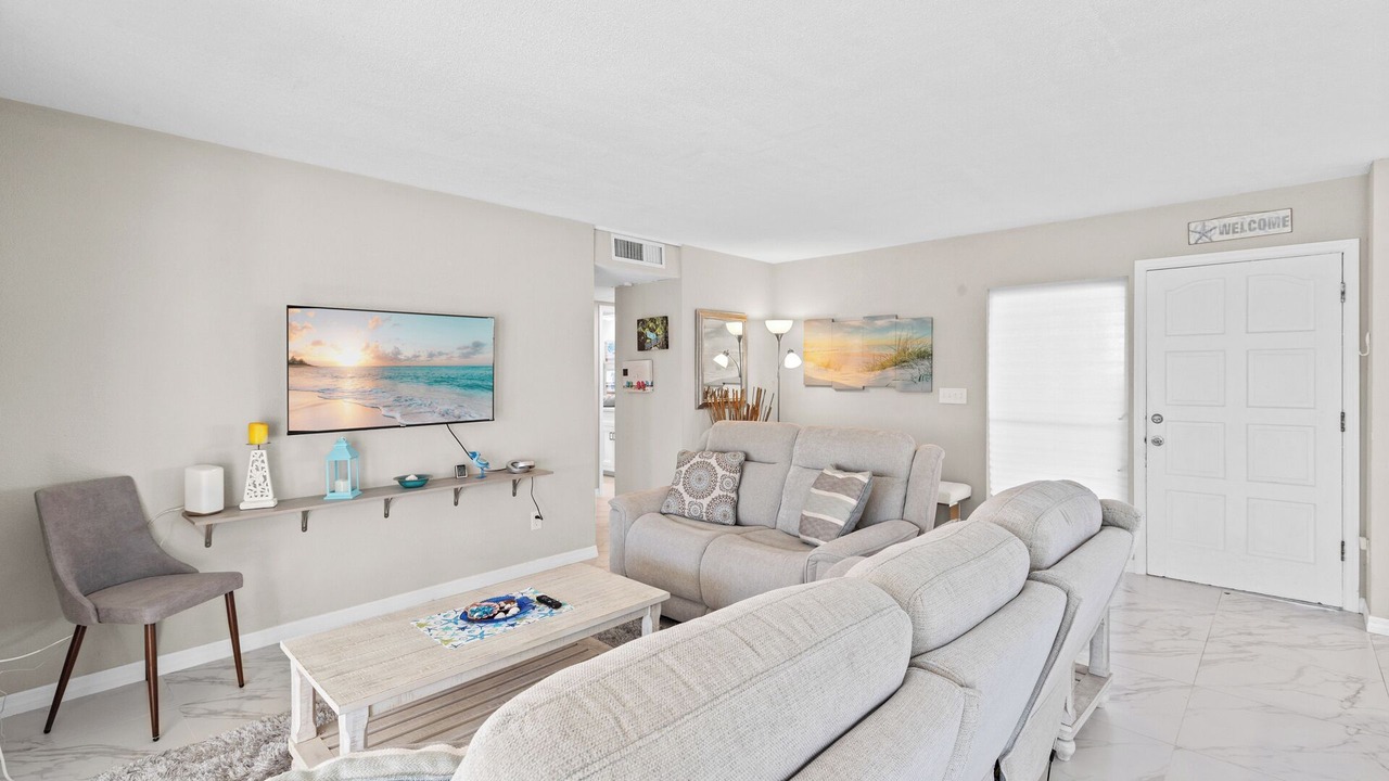 Photo of Livingroom in Yacht Club